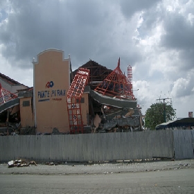 Banda Aceh Collapsed Department Store 02